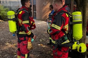 Kreisfeuerwehrverband Pinneberg: FW-PI: Quickborn (PI): Feuerwehr l&ouml;scht Brand im Dachbereich - Flachdachanbau in Brand geraten