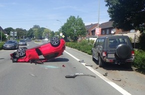 Kreispolizeibehörde Kleve: POL-KLE: Geldern - Verkehrsunfall / PKW landet auf dem Dach