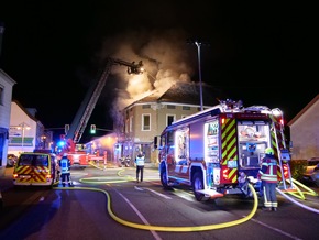 FW LK Neunkirchen: Brand eines leerstehenden Hotel-Restaurants in der Hauptstraße