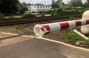Bundespolizeiinspektion Kiel: BPOL-KI: Schrankenbaum am Bahnübergang Teerhofinsel abgefahren. - Bundespolizei sucht Zeugen -