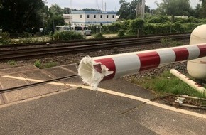 Bundespolizeiinspektion Kiel: BPOL-KI: Schrankenbaum am Bahnübergang Teerhofinsel abgefahren. - Bundespolizei sucht Zeugen -