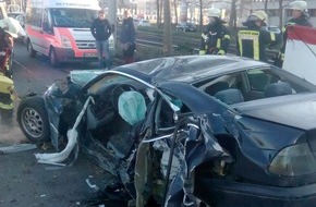Feuerwehr und Rettungsdienst Bonn: FW-BN: Schwerer Verkehrsunfall auf der Friedrich-Ebert Allee in Bonn,      2 Verletzte Personen