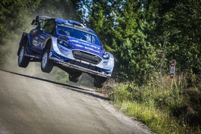 Elfyn Evans fliegt im Ford Fiesta WRC in Finnland auf Platz zwei