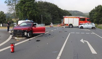 Kreispolizeibeh&ouml;rde H&ouml;xter: POL-HX: 25.000 Euro Schaden bei Unfall auf der B64