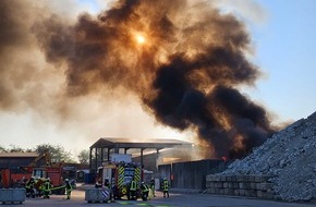 Polizeiinspektion Stade: POL-STD: Großalarm für die Feuerwehren aus der Samtgemeinde Oldendorf-Himmelpforten - Brand auf Gelände eines Recyclingunternehmens
