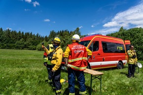 Waldbrandübung mit Handcrew und Löschhubschrauber im Schwarzwald