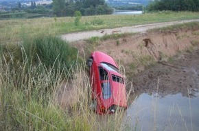 Polizeiinspektion Hameln-Pyrmont/Holzminden: POL-HOL: Betriebsgelände eines Kieswerkes in Holzminden: PKW fast in Kiesgrube versenkt - Beim Rückwärtsfahren abgestürzt -