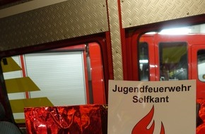 Freiwillige Feuerwehr Selfkant: FW Selfkant: Weihnachtsgeschenke für die Jugendfeuerwehr