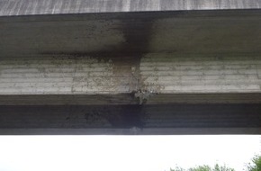 Polizeipräsidium Nordhessen - Kassel: POL-KS: Fuldatal (Landkreis Kassel):
Auf Lkw geladener Bagger beschädigt Brücke über B 3 im Schocketal