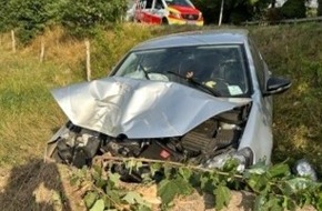 Kreispolizeibeh&ouml;rde Siegen-Wittgenstein: POL-SI: "Ein klein bisschen getrunken" - 19-J&auml;hriger f&auml;hrt mit Pkw Baum um -#polsiwi