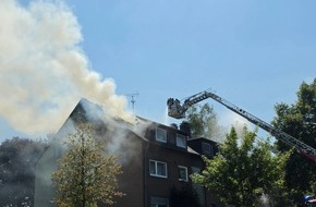Feuerwehr Recklinghausen: FW-RE: Dachstuhlbrand in Recklinghausen-Hillerheide fordert umfangreichen Feuerwehreinsatz