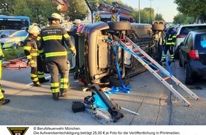 Feuerwehr München: FW-M: Opel in Seitenlage (Milbertshofen)