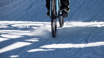 ADAC Hessen-Thüringen e.V.: Mit dem Fahrrad durch den Winter / Spezielle Winterreifen für Fahrräder versprechen mehr Sicherheit