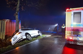 Freiwillige Feuerwehr Aurich: FW-AUR: Auto in Graben geraten