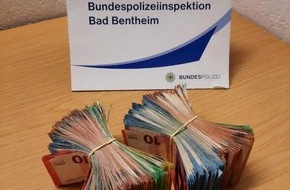 Bundespolizeiinspektion Bad Bentheim: BPOL-BadBentheim: Rund 30.000 Euro Bargeld auf der Rücksitzbank / Clearingverfahren wegen Verdachts der Geldwäsche eingeleitet