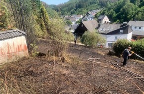 Feuerwehr Attendorn: FW-OE: Vegetationsbrand bedrohte Wohnhäuser