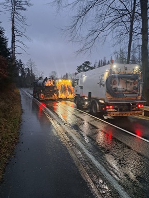 FW Horn-Bad Meinberg: Knapp 7 Kilometer und über 12 Stunden - Ölspur aus Hydrauliköl beschäftigt Feuerwehr sowie Spezialfirmen