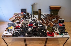 Polizeipräsidium Mittelhessen - Pressestelle Gießen: POL-GI: Waffen bei Durchsuchung gefunden