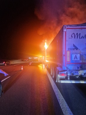 FW-NE: Zur richtigen Zeit am richtigen Ort: Feuerwehr Neuss löscht Lkw-Brand auf der A2 bei Hamm (Westfalen) | Spontane überörtliche Hilfe