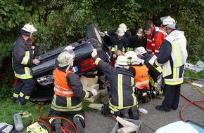 Feuerwehr Essen: FW-E: PKW überschlagen bei einem schweren Verkehrsunfall auf der A52