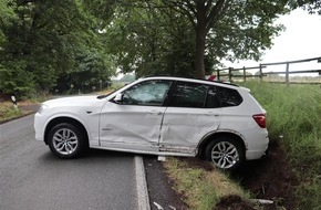Kreispolizeibehörde Herford: POL-HF: Zusammenprall in Kurve - Zwei Autos schleudern in Straßengraben