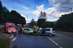 Feuerwehr Plettenberg: FW-PL: Ortsteil Stadtmitte - Frontalzusammenstoß zwischen zwei PKW