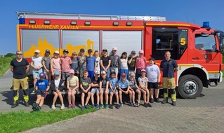 Feuerwehr Xanten: FW Xanten: Brandschutzaufklärung für Kinder der Grundschule in Marienbaum