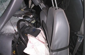 Polizeiinspektion Hildesheim: POL-HI: Schwerer Sprinterunfall auf der A 39 -Fahrer verletzt eingeklemmt -