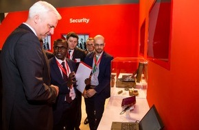 Vodafone GmbH: NRW Wirtschaftsminister Duin besucht Vodafone auf der CeBIT
