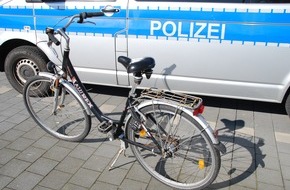Polizeiinspektion Wilhelmshaven/Friesland: POL-WHV: Fahrrad mit einer Tüte auf dem Gepäckträger fiel dem Sicherheitspersonal auf (2 FOTOS), das eine verdächtige Person wegrennen sieht - Polizei sucht zur Aufklärung die Eigentümer und Zeugen