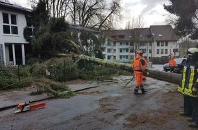 Feuerwehr Mettmann: FW Mettmann: Orkantief "Friederike" hält die Feuerwehr Mettmann in Atem