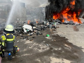 FW-AR: Brand in Recyclingbetrieb - Starke Rauchentwicklung, ein Mitarbeiter verletzt