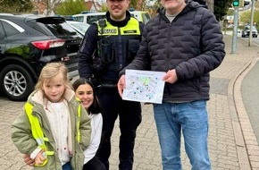 Polizeiinspektion Hildesheim: POL-HI: Pr&auml;ventionsaktion zum Abschluss der Verkehrssicherheitswoche - Kinder &uuml;berreichen Bilder an Verkehrsteilnehmer
