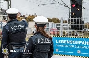 Bundespolizeidirektion München: Bundespolizeidirektion München: Gefährlicher Eingriff in den Bahnverkehr / Riesenglück für Mann im Gleis