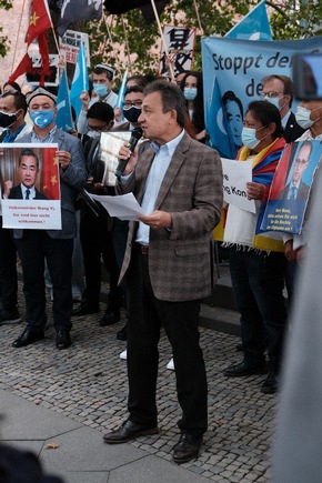 Proteste zum Besuch des chinesischen Außenministers: Unterdrückungspolitik unmissverständlich anprangern