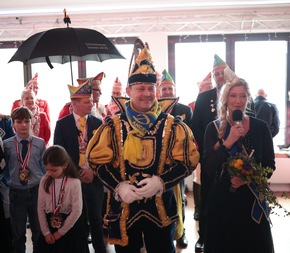 FW Ratingen: Prinz zurück an alter Wirkungsstätte - Ein fröhlicher Karnevalstag bei der Feuerwehr in Ratingen