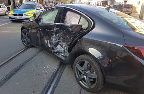 Polizei Duisburg: POL-DU: Hochfeld: Pkw gegen Straßenbahn - ein Verletzter