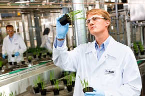 BASF mit aktuellen Pressefotos zur Halbjahrespressekonferenz am 24.07.2015 (FOTO)