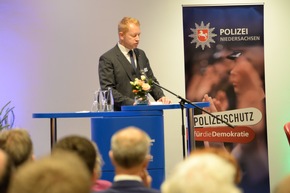 POL-AK NI: Polizeischutz für die Demokratie - Niedersächsischer Innenminister Boris Pistorius stellt Bildungsprojekt zur Stärkung der demokratischen Widerstandskraft vor.