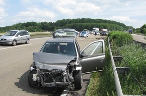 Verkehrsdirektion Koblenz: POL-VDKO: Verkehrsunfall in Folge eines Reifenplatzer