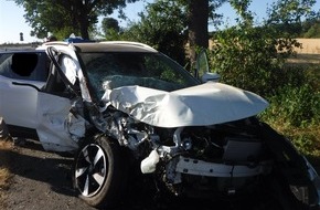 Polizei Düren: POL-DN: Von der Fahrbahn abgekommen - Fahrerin schwer verletzt