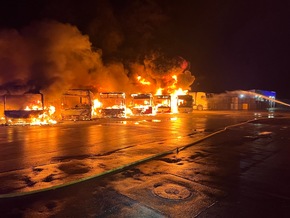 FW-Velbert: Hoher Sachschaden durch Großbrand im Busdepot