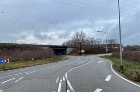 Polizeipräsidium Westpfalz: POL-PPWP: Unfall: Fahrerflucht nach Spurwechsel im Opelkreisel