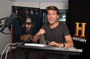 The HISTORY Channel: Star-Aufgebot im Synchronstudio: Raúl Richter, Oliver Stritzel und Robert Glatzeder ergänzen Top-Sprecher-Riege der Erfolgsserie "Roots" - Ostern auf HISTORY (FOTO)