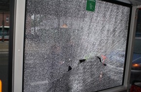 Polizei Bochum: POL-BO: Herne / Busscheibe mit Flaschenwurf beschädigt - Wer hat den Vorfall beobachtet?
