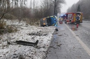 Kreispolizeibehörde Höxter: POL-HX: Glätteunfälle: Autos landen im Straßengraben