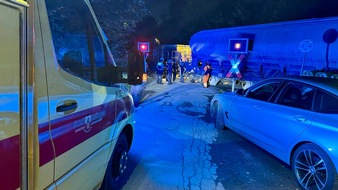 Feuerwehr Ratingen: FW Ratingen: Verkehrsunfall auf dem Bahn&uuml;bergang Auerm&uuml;hle: PKW von Bahn erfasst