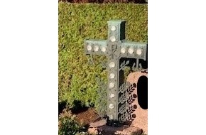 Kreispolizeibeh&ouml;rde Kleve: POL-KLE: Kevelaer - Bronze-Kreuz von Grabstelle in Winnekendonk entwendet / Polizei sucht Zeugen