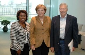 Stiftung Menschen für Menschen: Karlheinz Böhm trifft Bundeskanzlerin Merkel / Seine Forderung an die G8-Staaten: Sofortiger Schuldenerlass für Afrika
