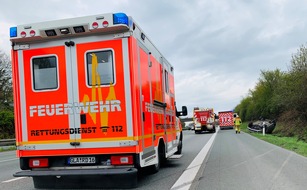 Feuerwehr Gladbeck: FW-GLA: PKW überschlägt sich auf der A2